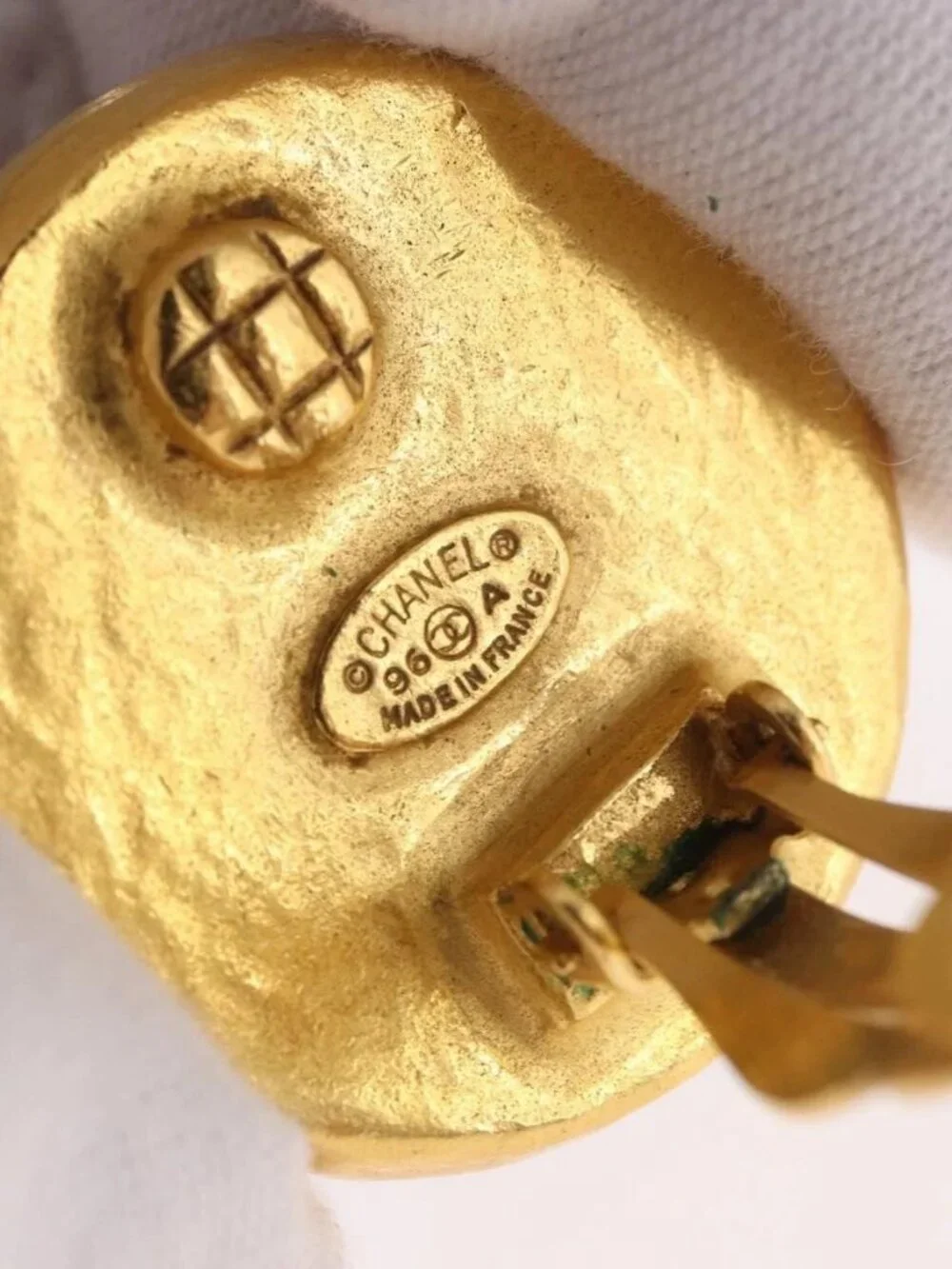 CHANEL brand	chanel color	gold