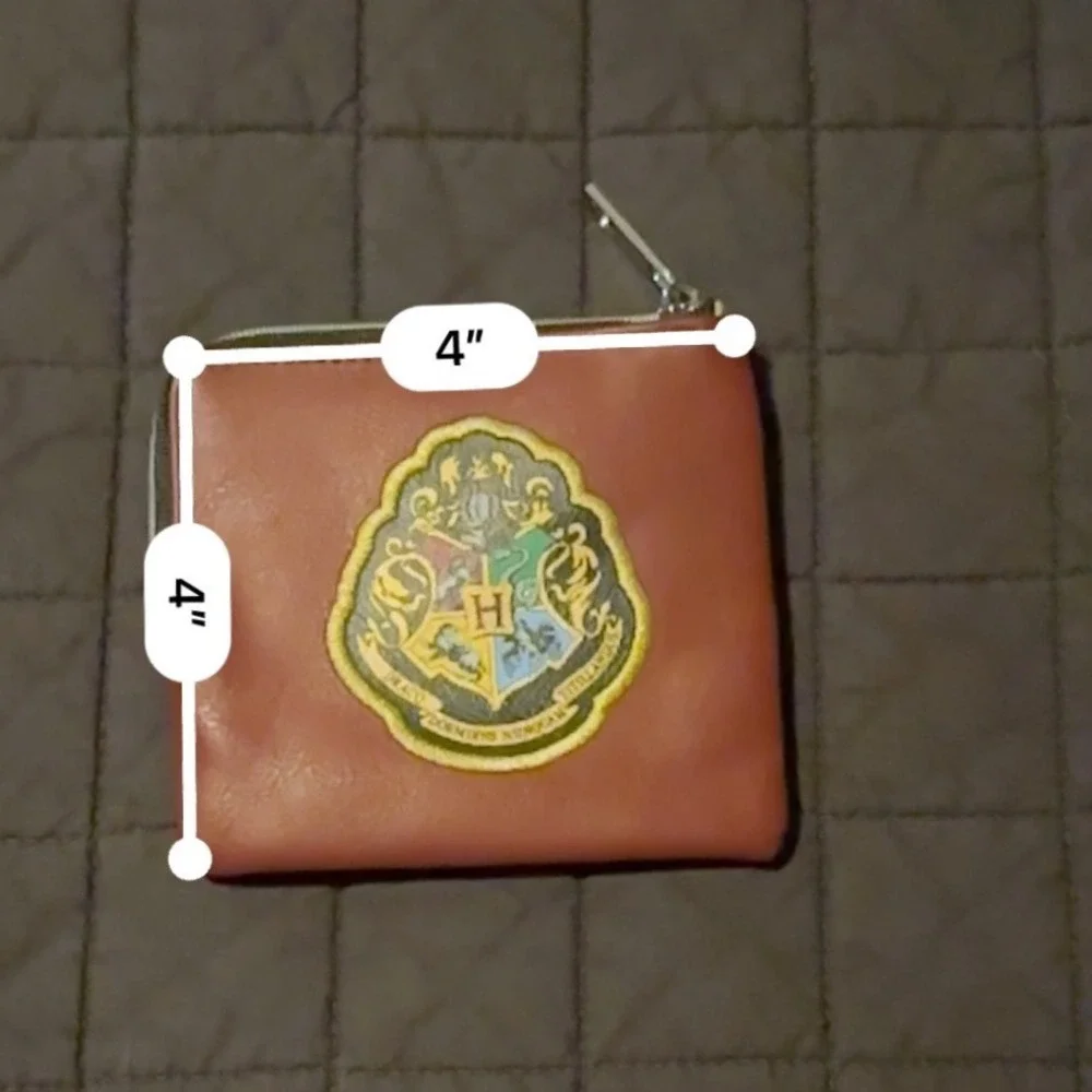 Harry Potter Hogwarts Crest 9 3/4 Burgundy Faux‎ Leather L-Zip Coin Purse