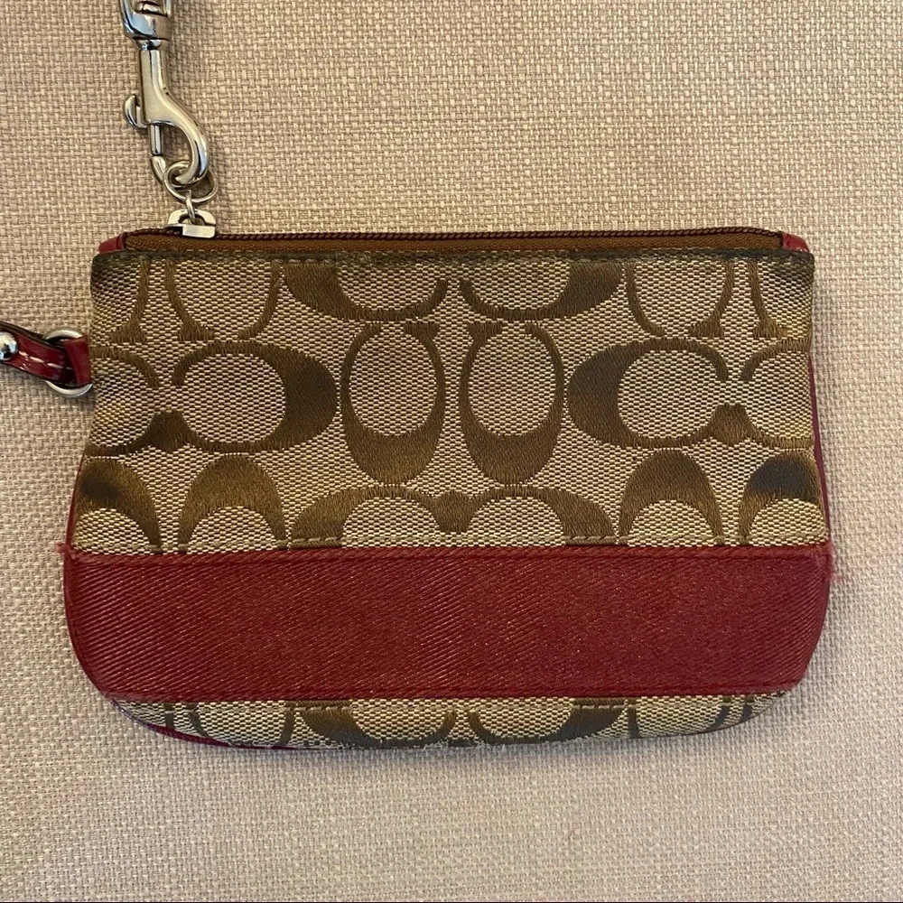 Coach detachable compartment