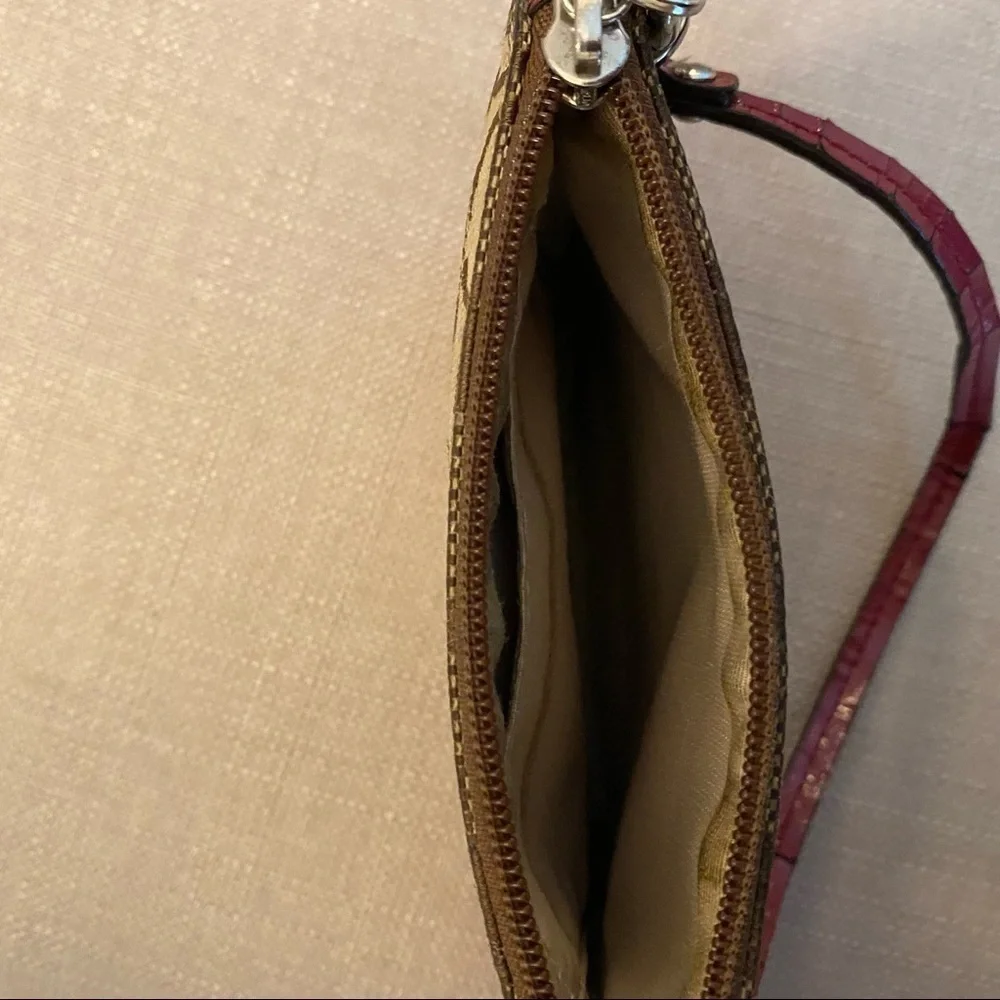Coach strap signs accenting