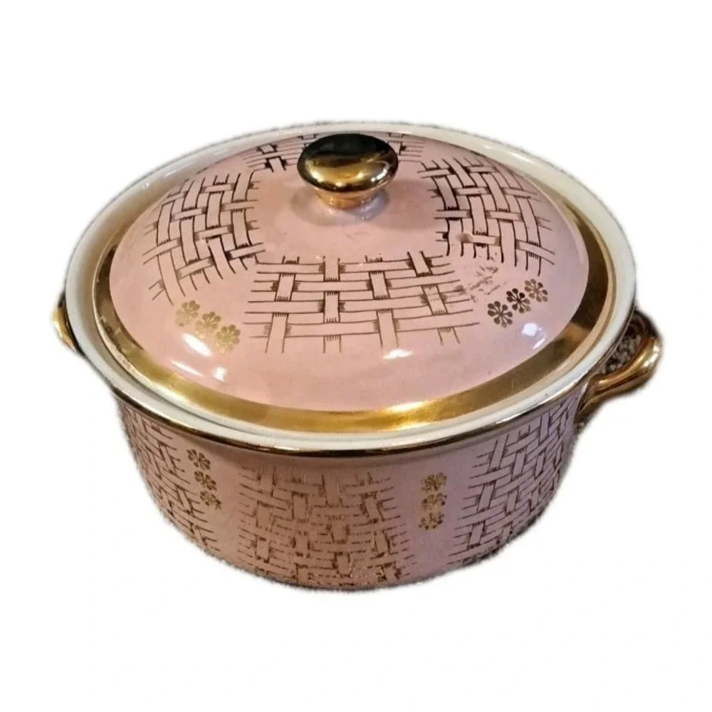 Vtg‎ Halls Superior Quality Covered Casserole Dish Pink Basketweave Pattern USA