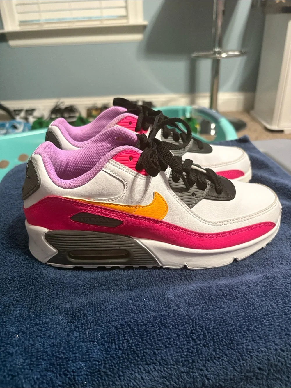 Nike black low