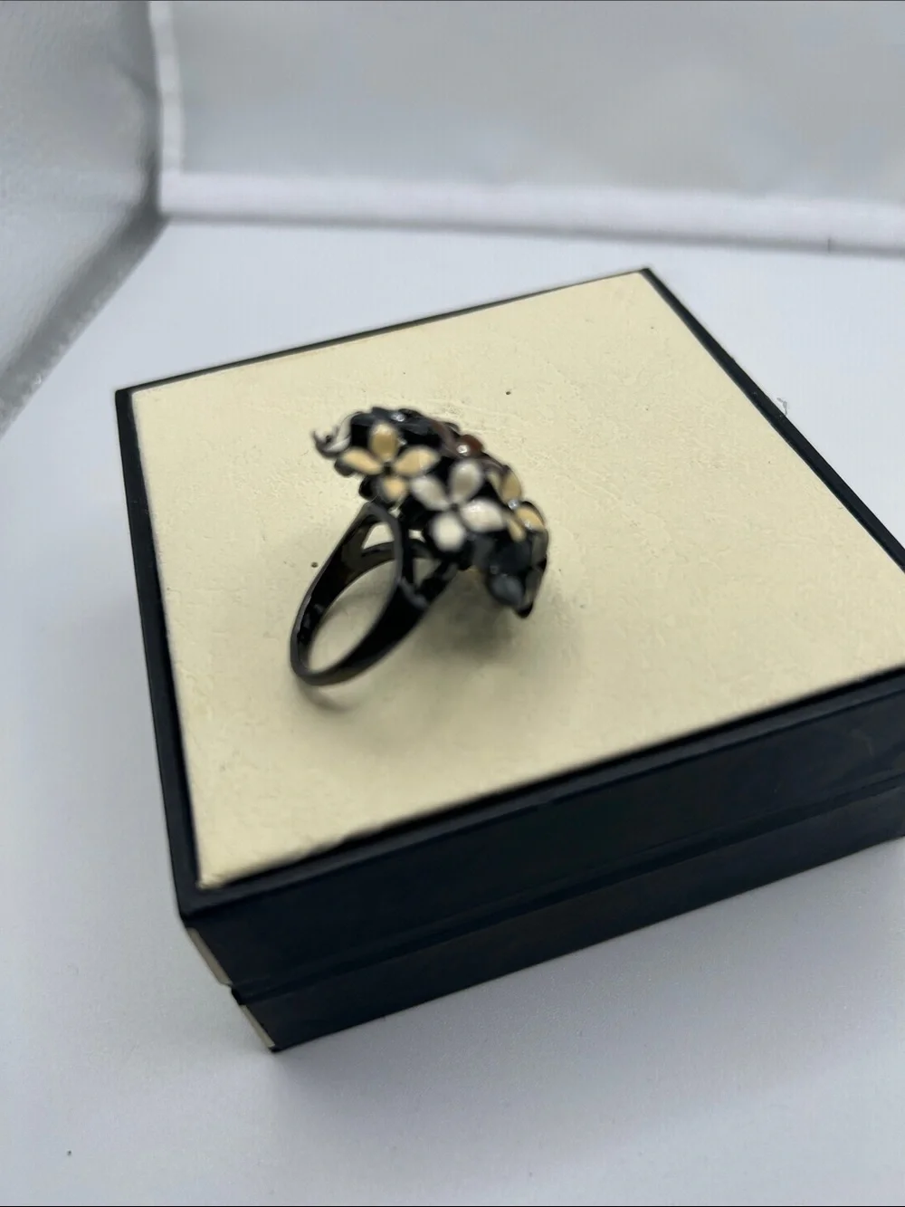 Joan Rivers floral bouquet ring browns creams clear rhinestones any occasion
