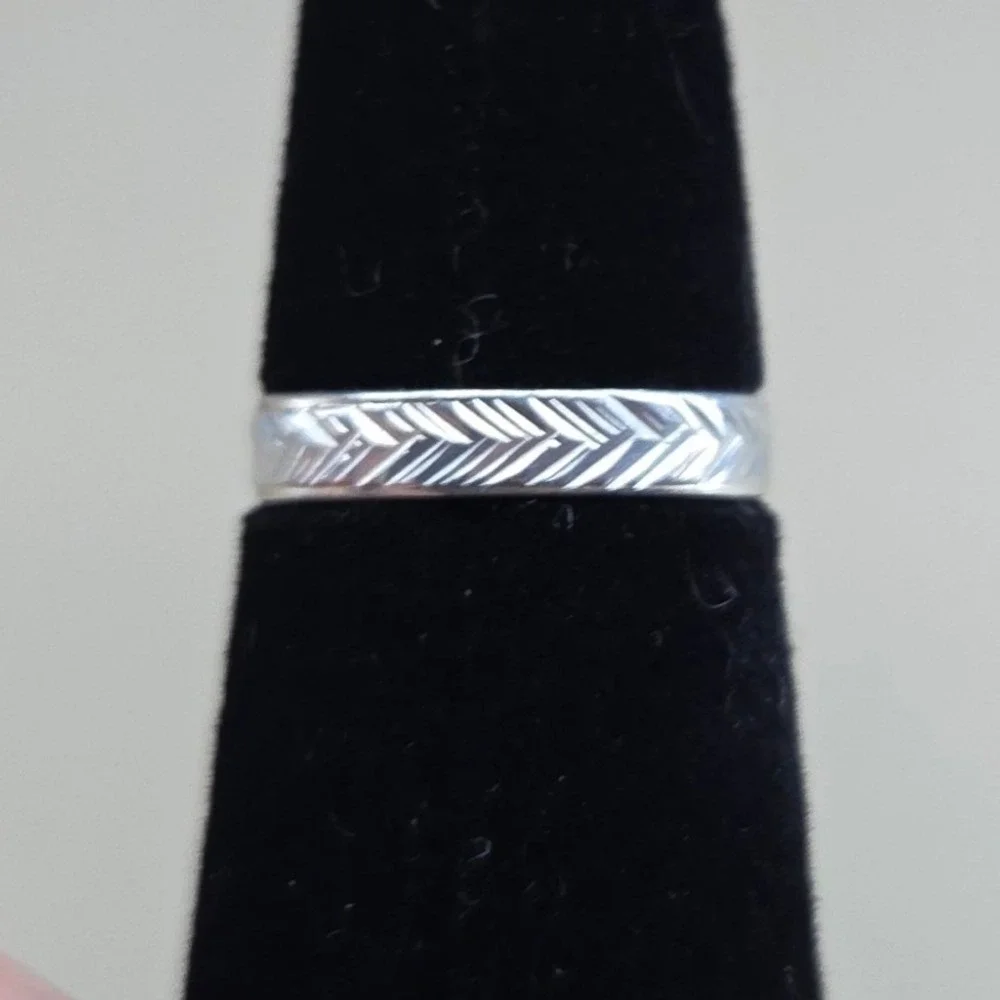 Silver Tone Engraved Chevron‎ Herringbone Pattern Band Ring Size 7