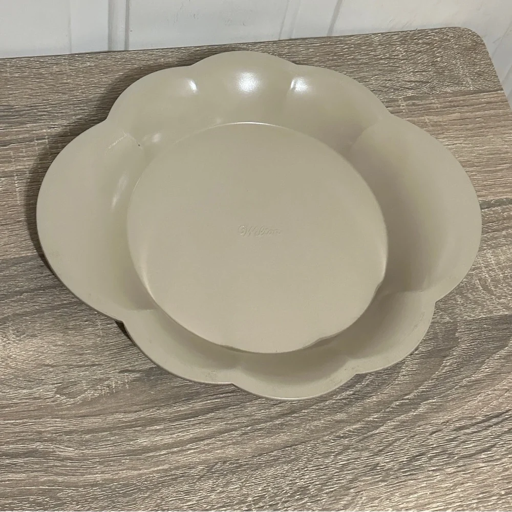 Wilton Vintage‎ Scalloped Round Baking Dish Casserole Coated Nonstick Bakeware