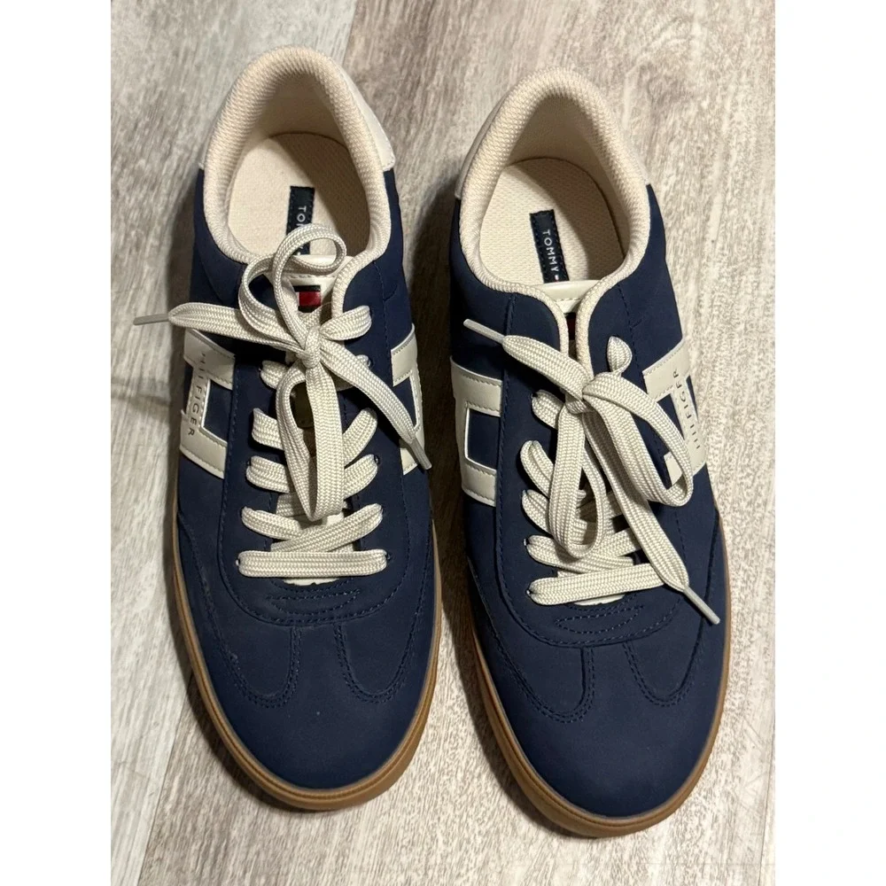 Tommy Hilfiger step into