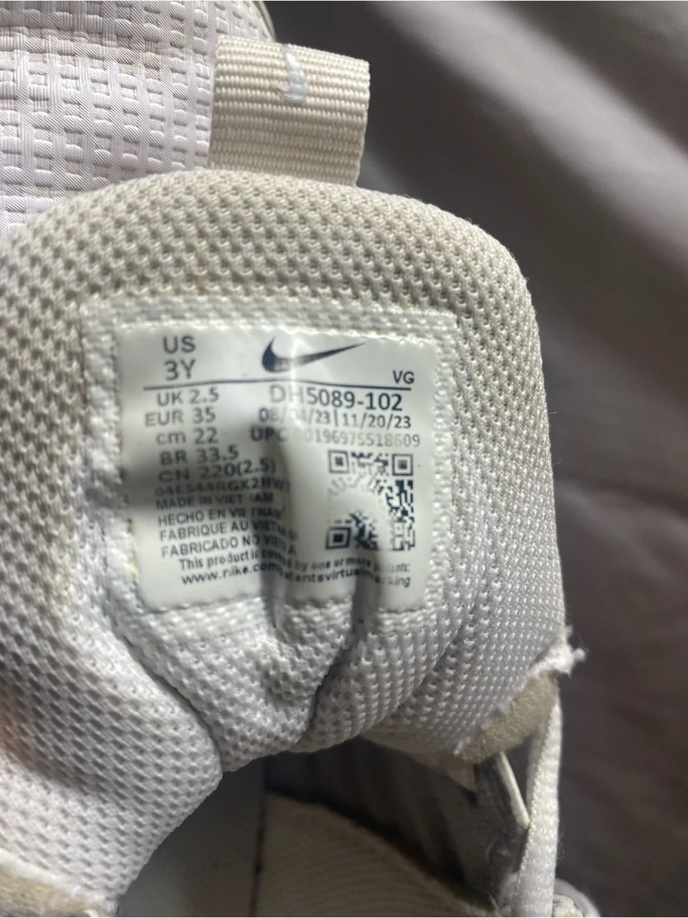 Nike lightweight sneakers