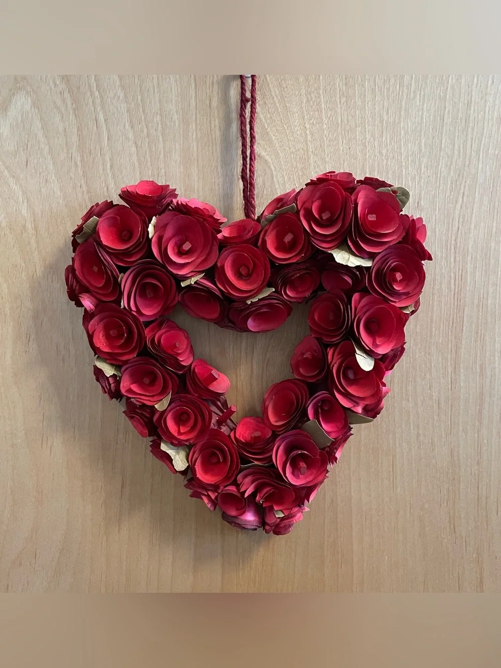 Valentine’s Day Red Roses Carved Wooden Bloom Heart Shape Decorative Wreath
