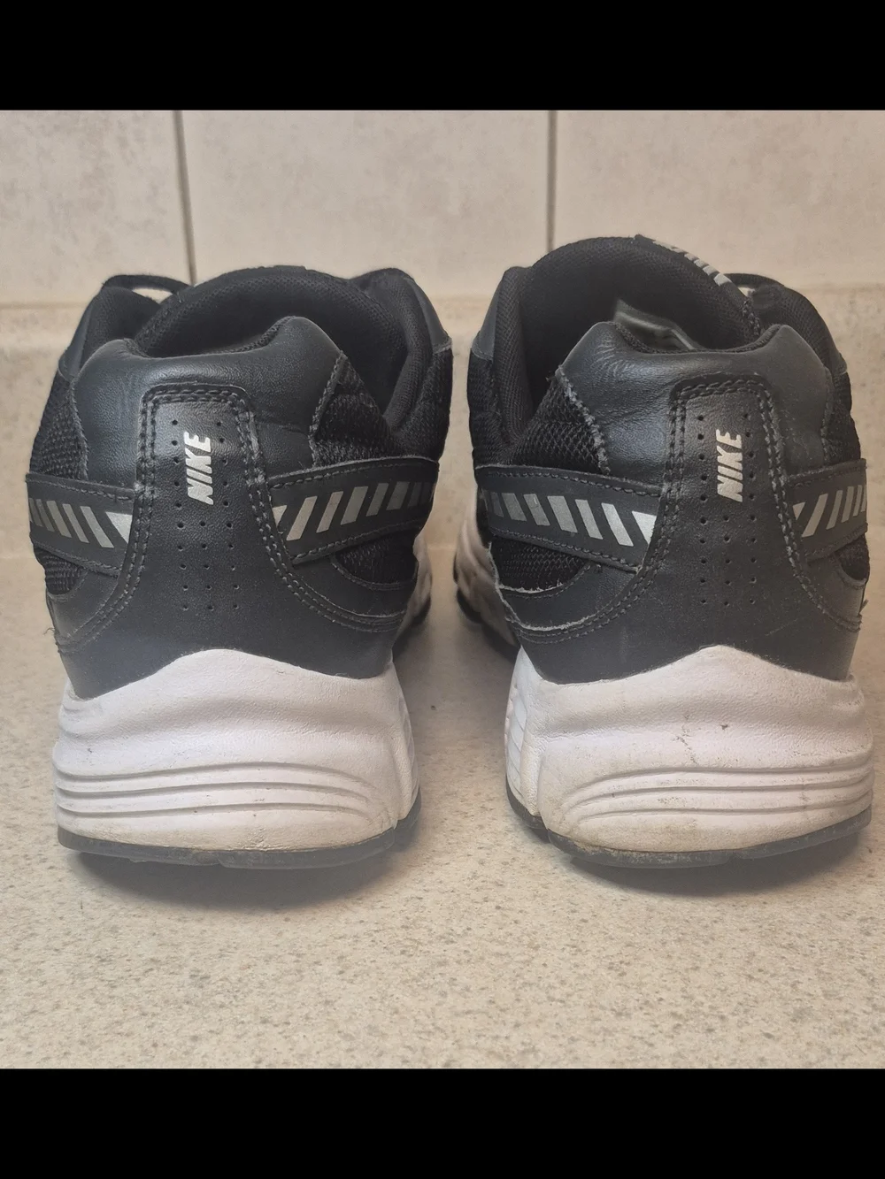 Nike Initiator Men's Athletic Running Size 14 Black 394055-002