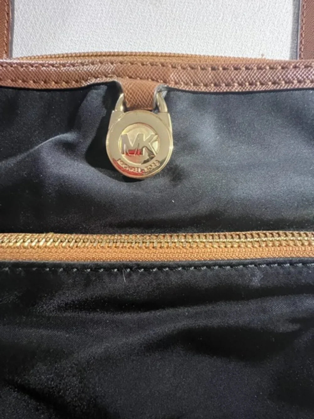 EXPRESS black faux leather crossbody pink‎ lining inside