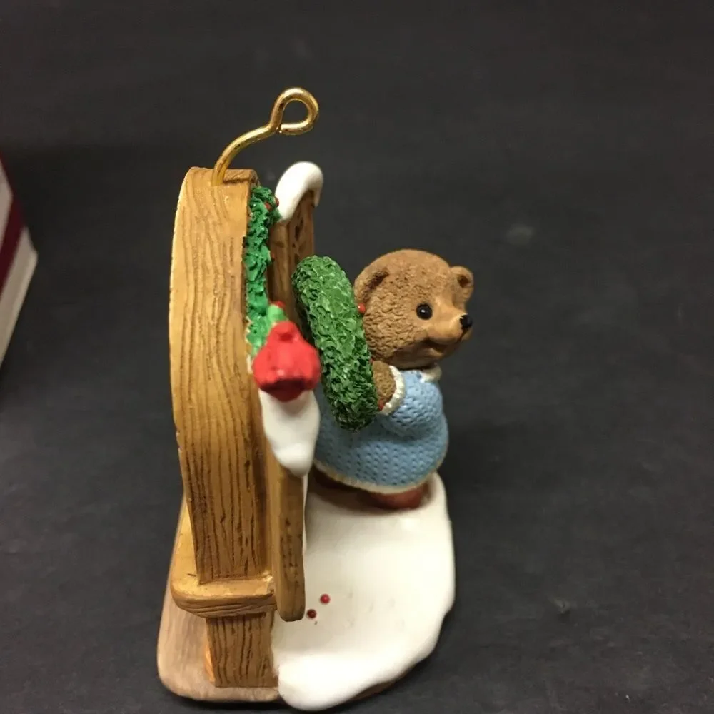 Hallmark Keepsake Ornament with Bear‎ and Wreath