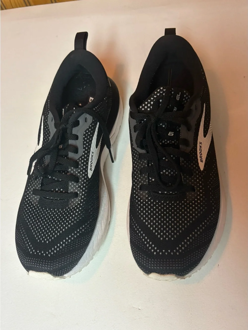 Brooks revel women