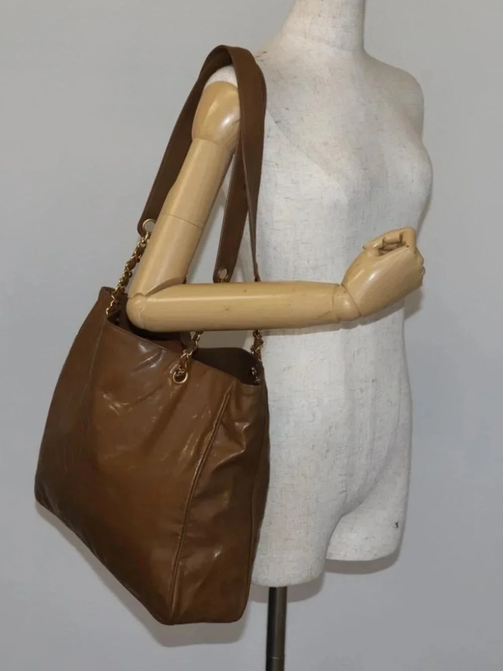 CHANEL brand	chanel color	brown