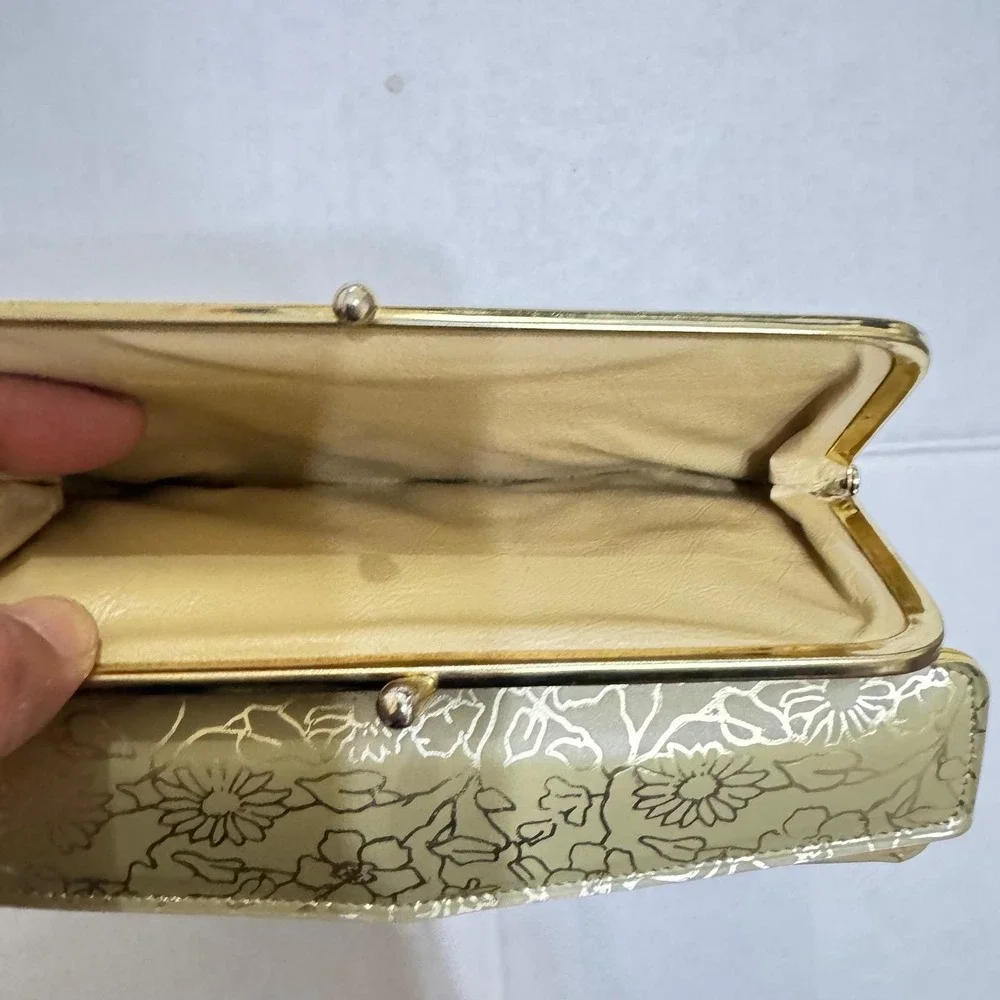 Unbranded vintage clutch