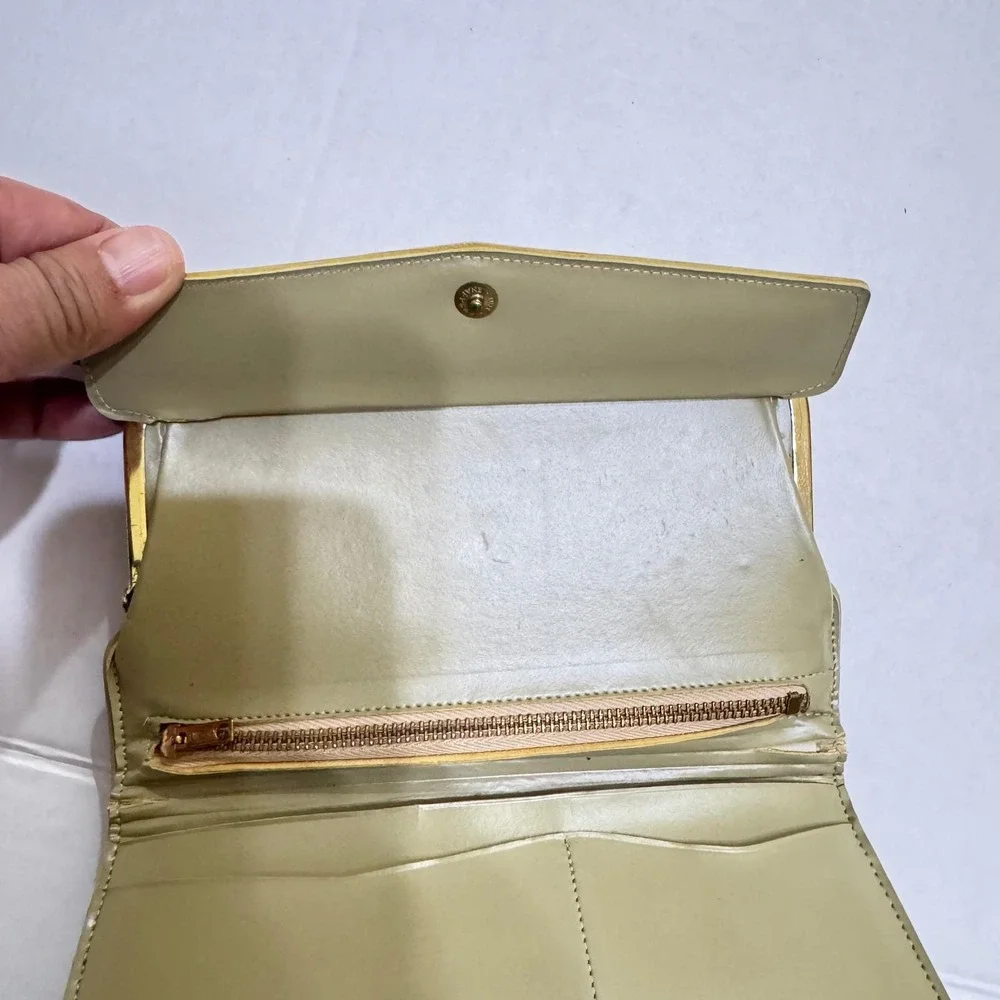 Unbranded vintage clutch