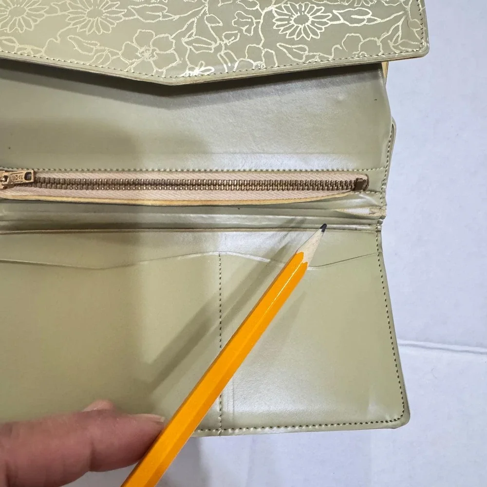 Unbranded vintage clutch