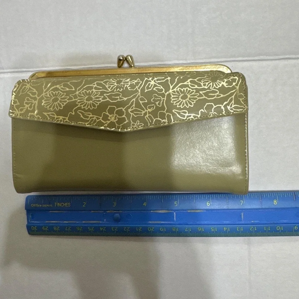 Unbranded vintage clutch