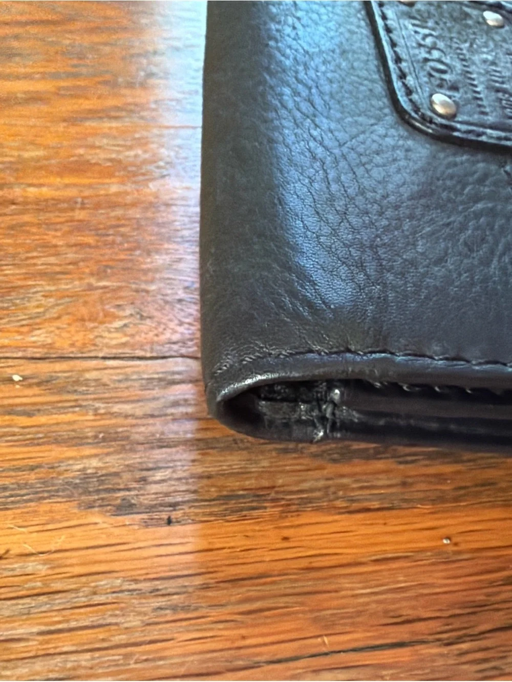 Fossil compact leather
