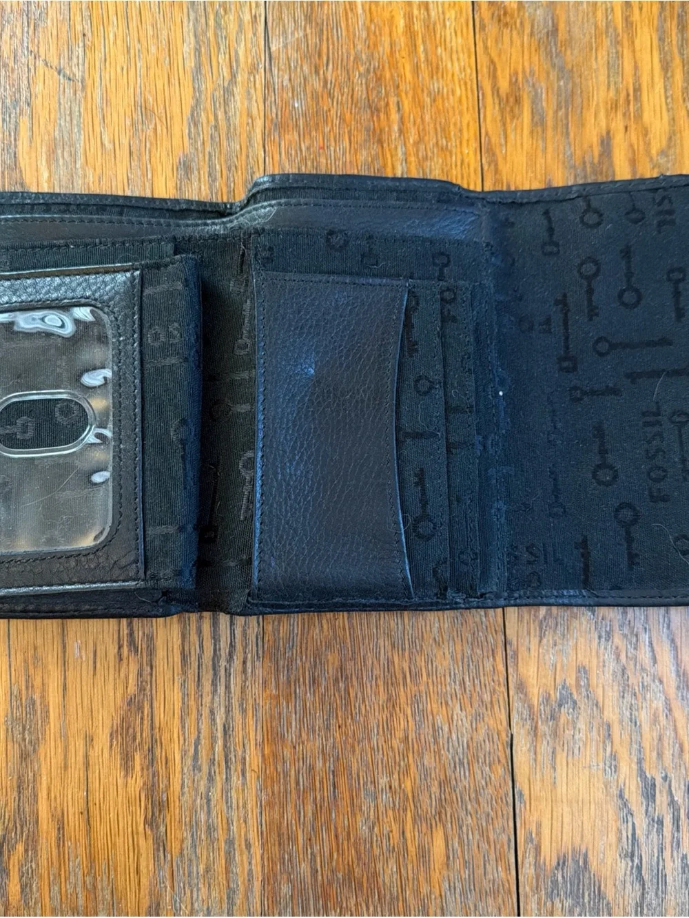 Fossil compact leather