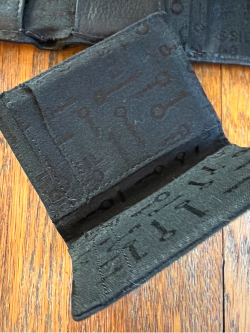 Fossil compact leather