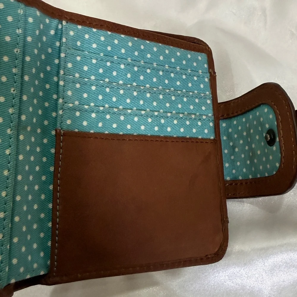 Fossil exterior leather closure
