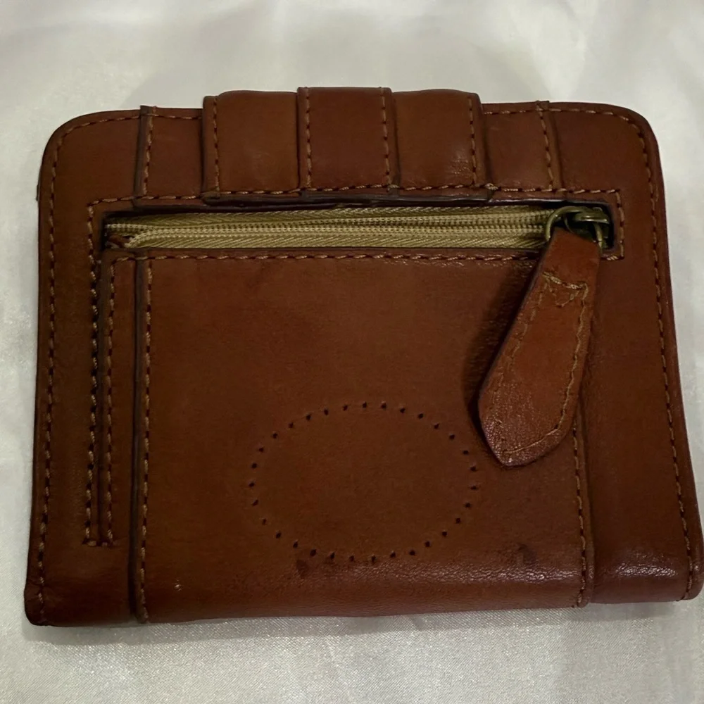 Fossil zippered teal features