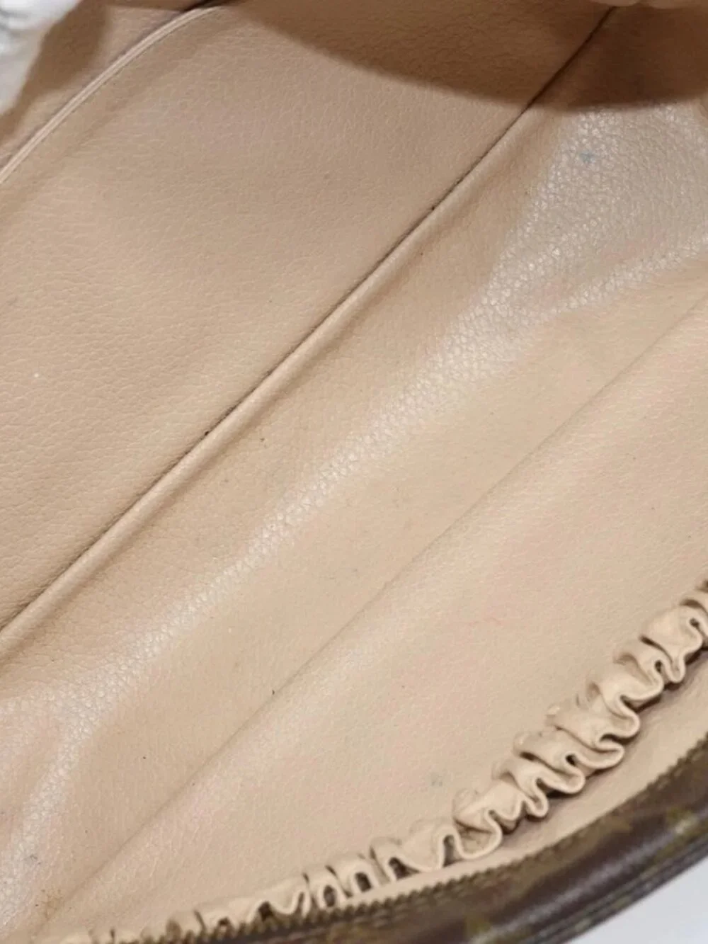 Louis Vuitton 	m47522 stain