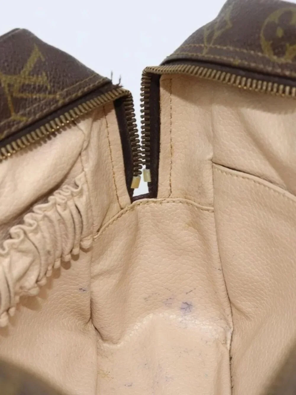 Louis Vuitton accessory	there pocket	rubbing outside	surface：out