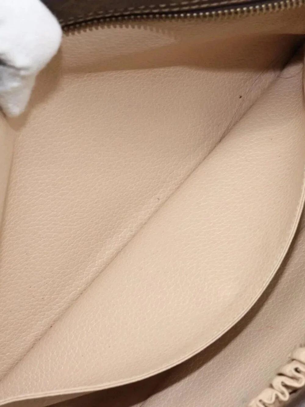 Louis Vuitton rubbing fittings：scratches