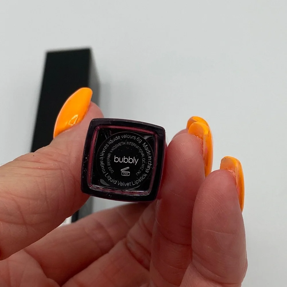 V. Kosmetik unlike any