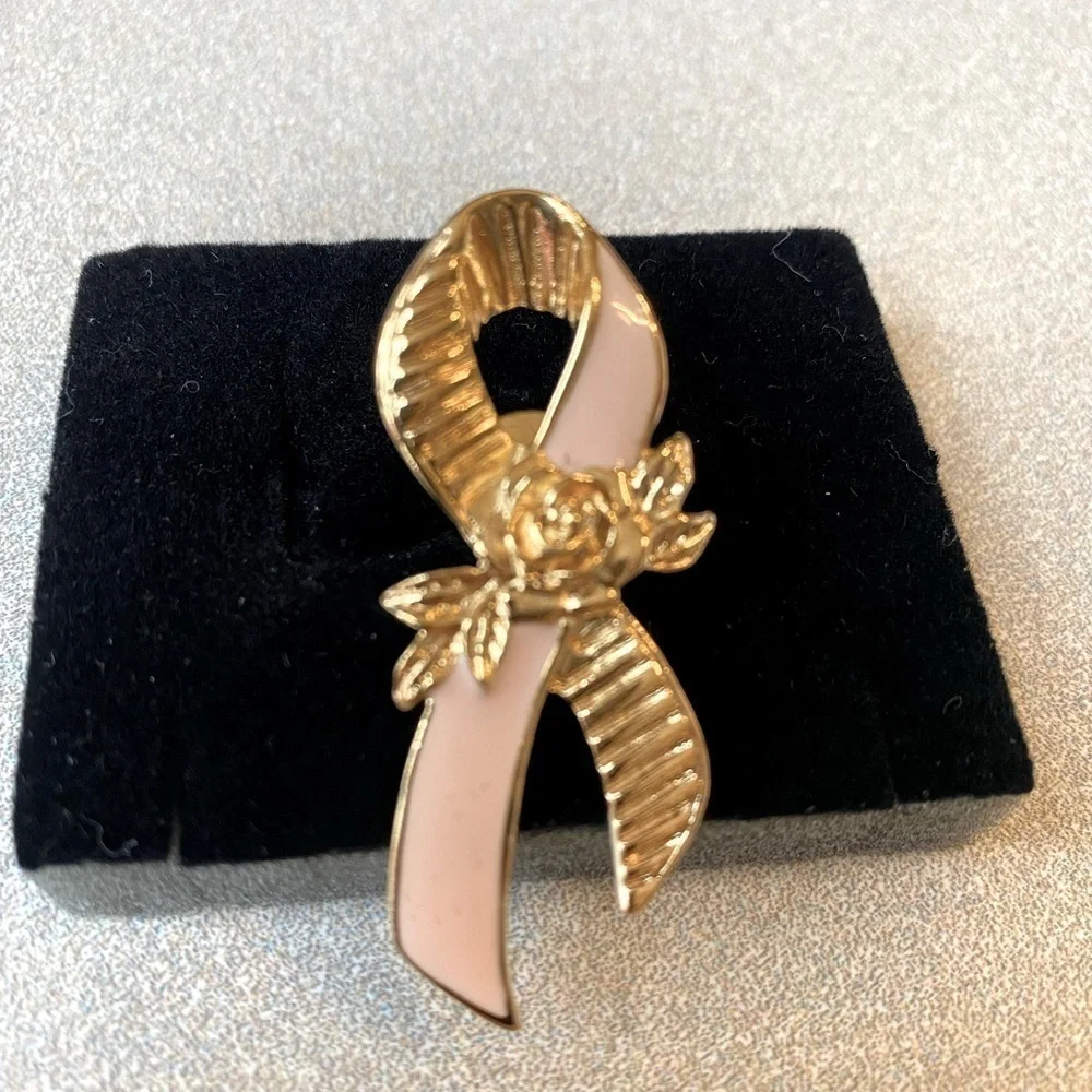 New in box Avon 1993 Breast Cancer Awareness Rose Enamel Pin