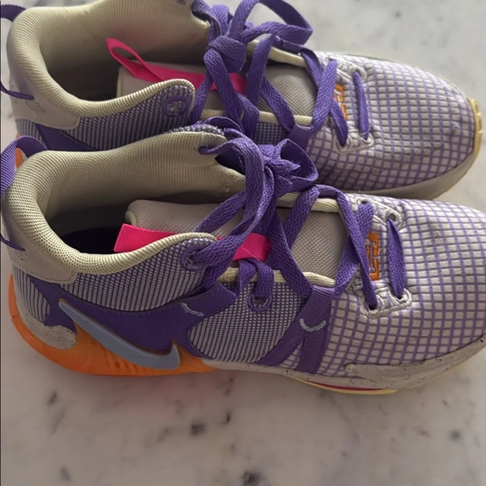 Nike vivid grape