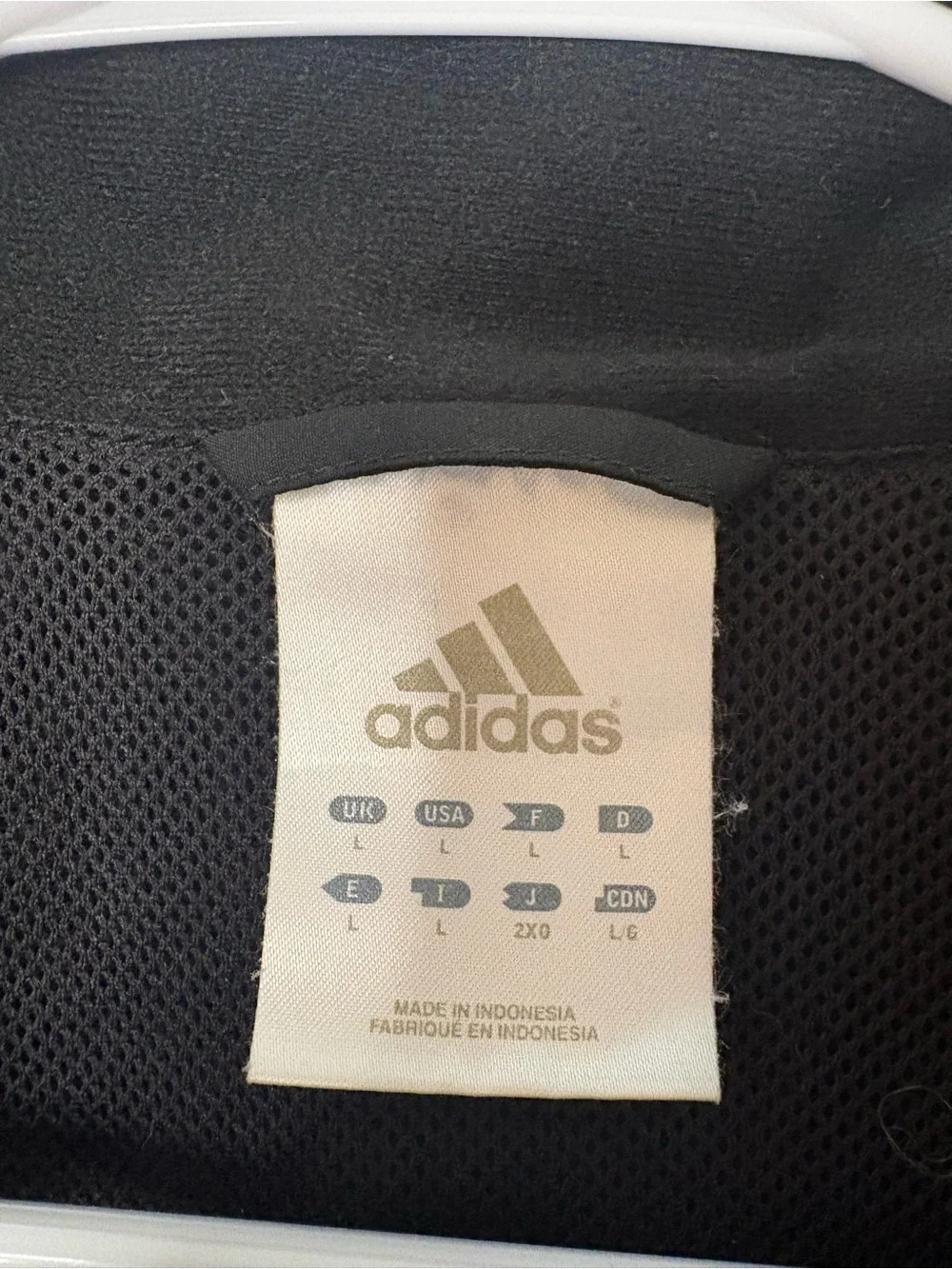 adidas logo detailing secure