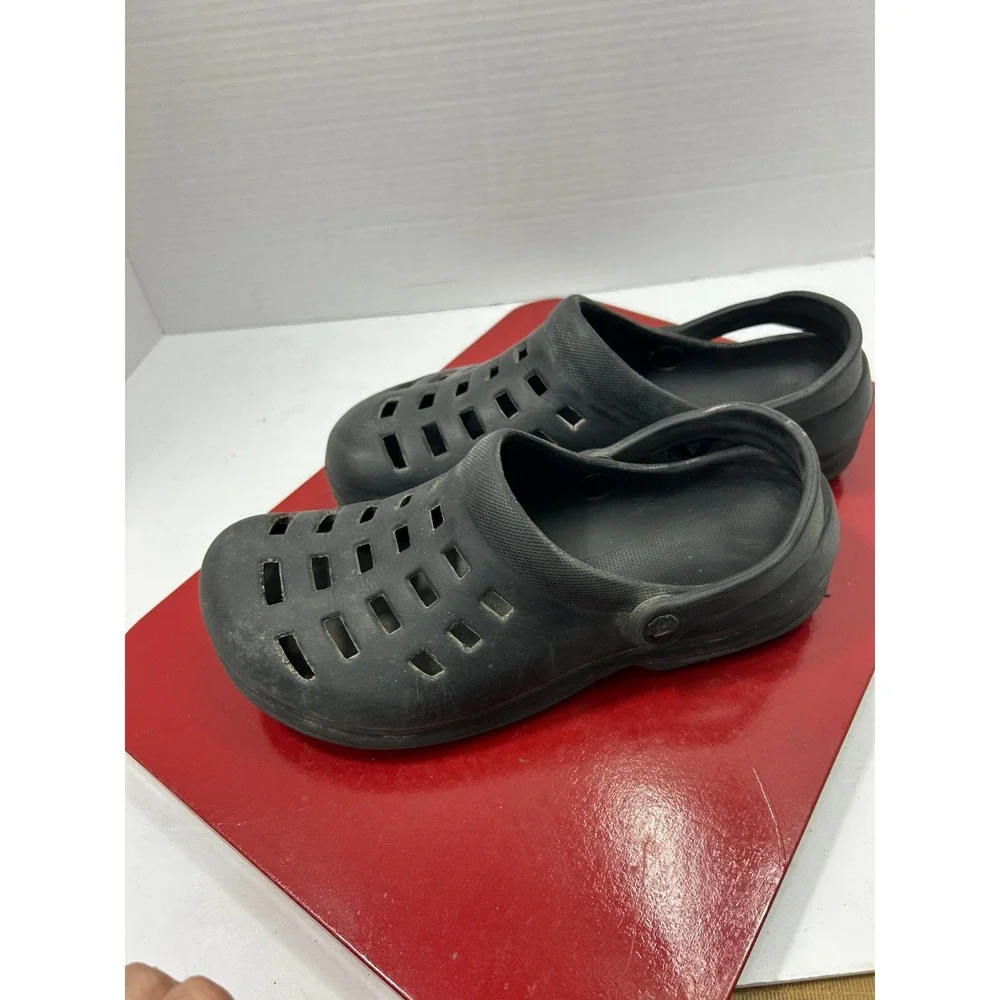 Airwalk clogs provide