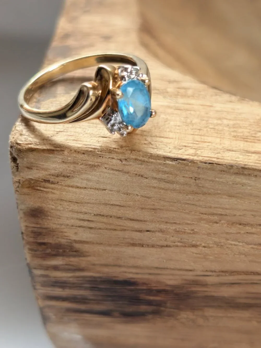 10K Solid Gold  Blue Topaz Diamond Ring- 2.12 g Size 6.75