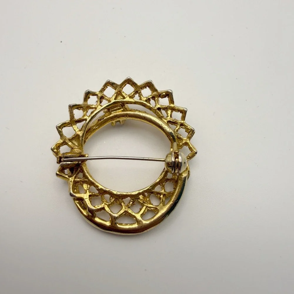 Unbranded gold brooch