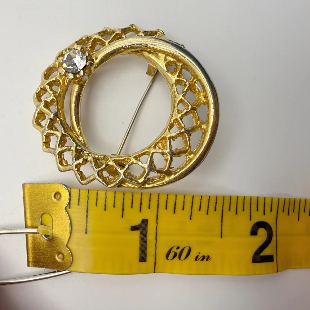 Unbranded gold brooch