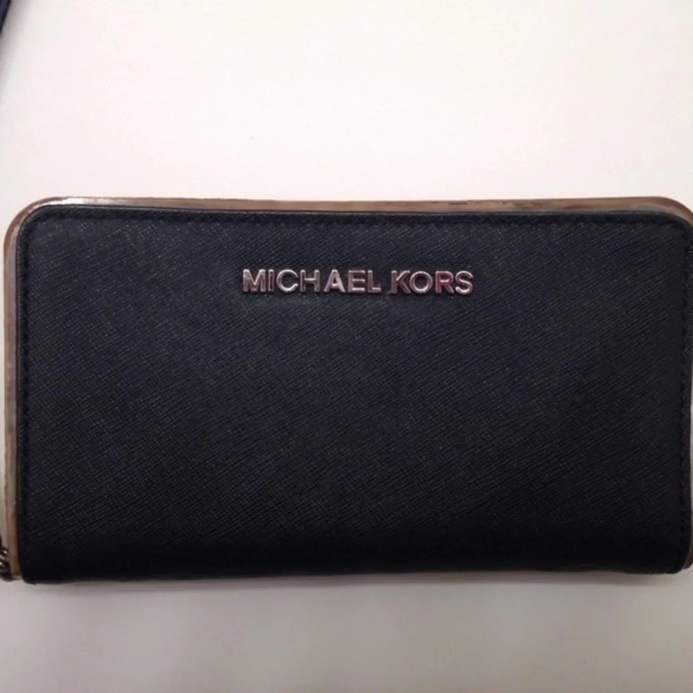 MICHAEL KORS SAFFIANO LEATHER WALLET WRISTLET