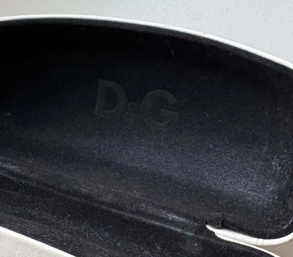 D&G frames case exterior