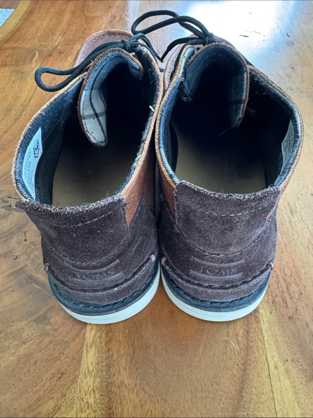 TOMS Men's Chestnut Brown Leather Chukka Boots with Black Laces