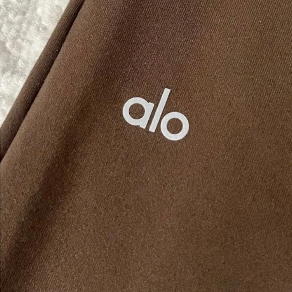 ALO Yoga step out