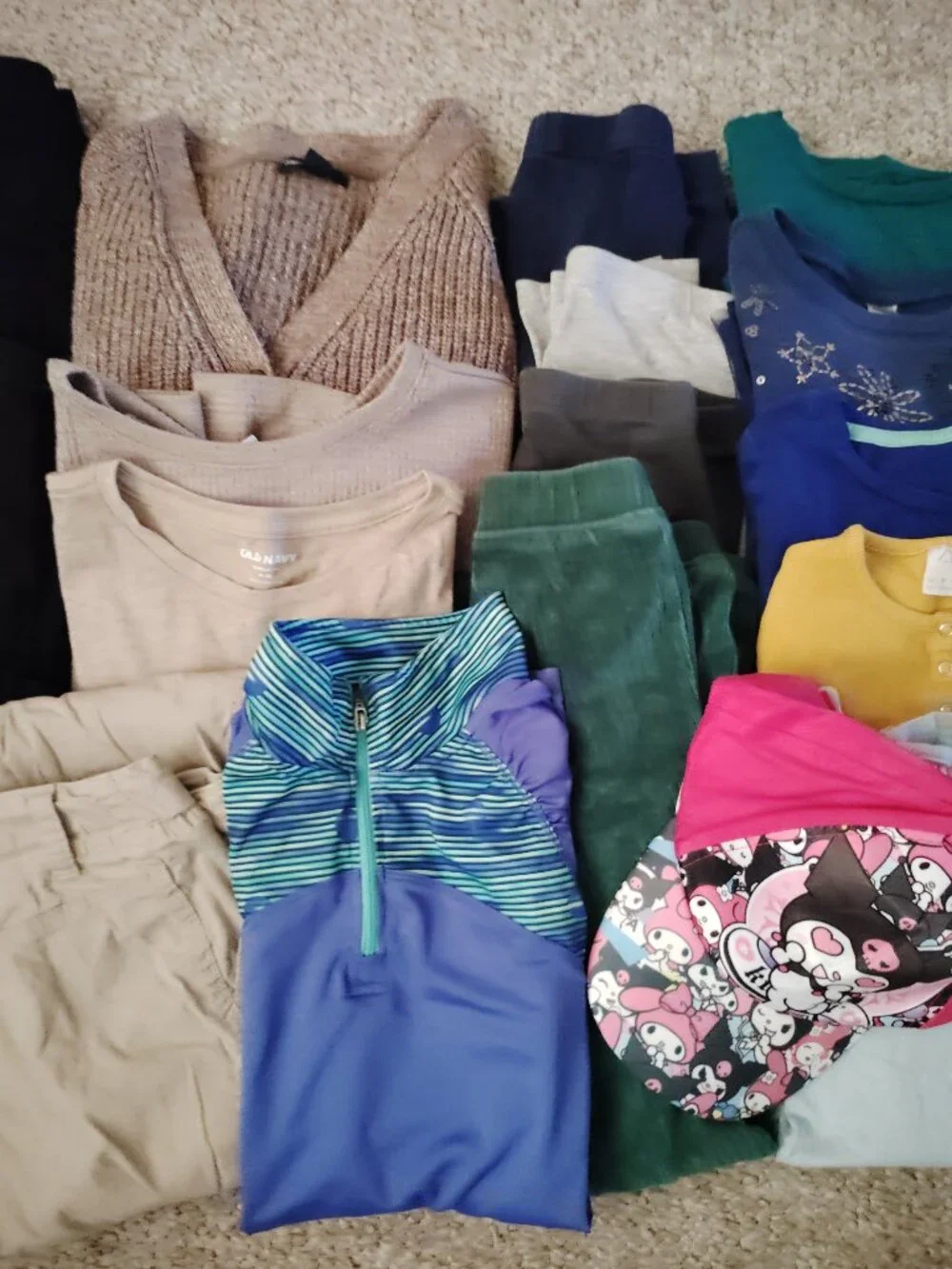 HUGE LOT OF CLOTHES LEGGINGS TOPS OUTFITS OLD NAVY GAP SANRIO~GIRLS SIZE M 7-8