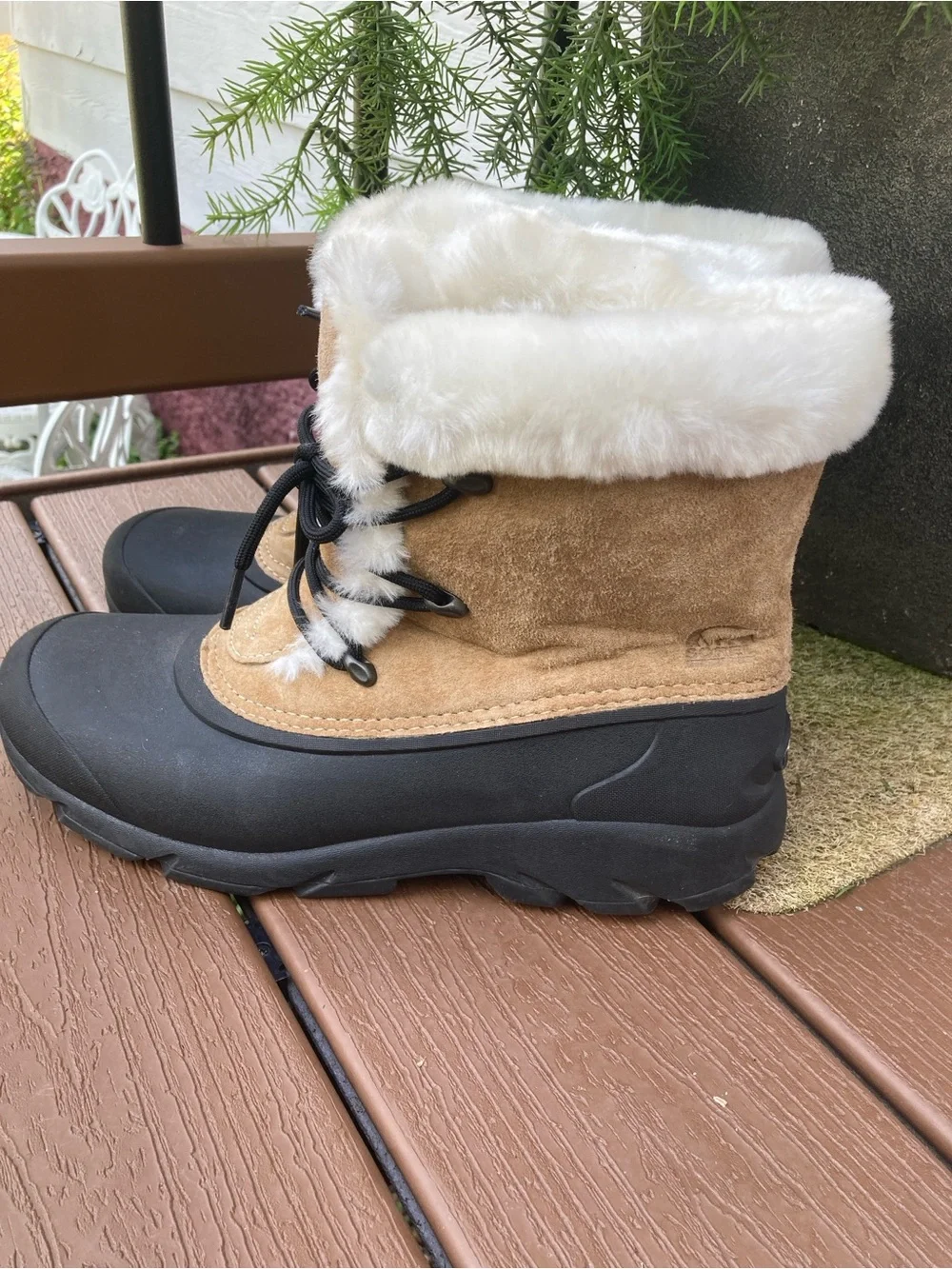 Sorel tan suede