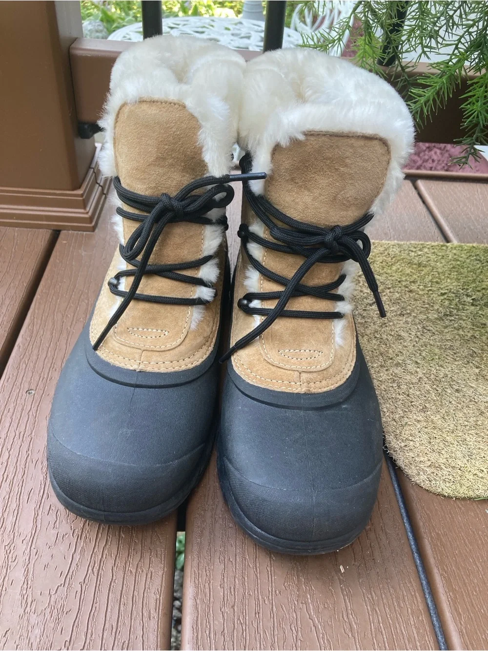 Sorel tan suede