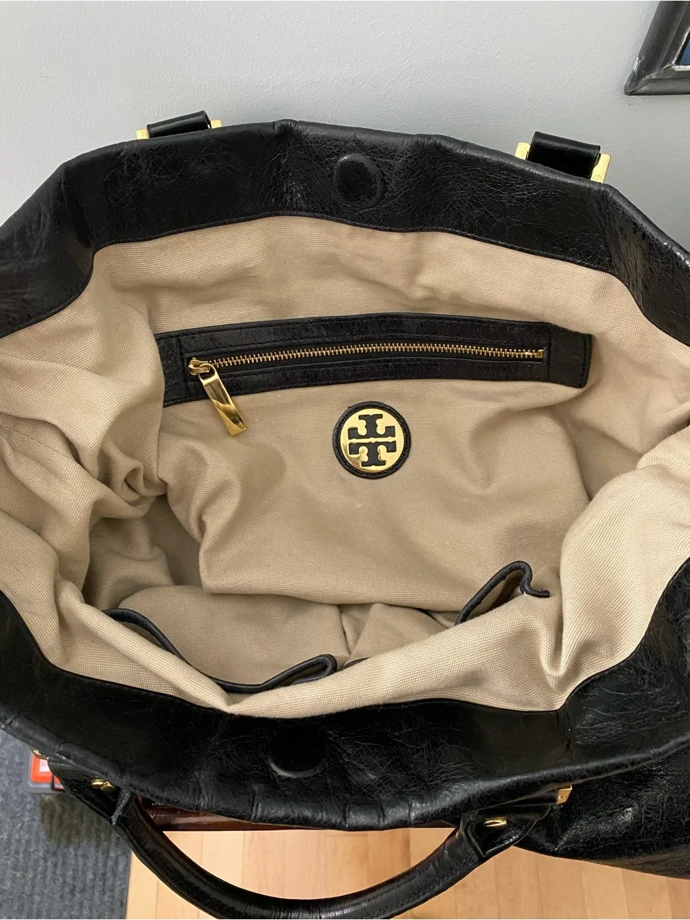 Tory Burch dual hardware silhouette