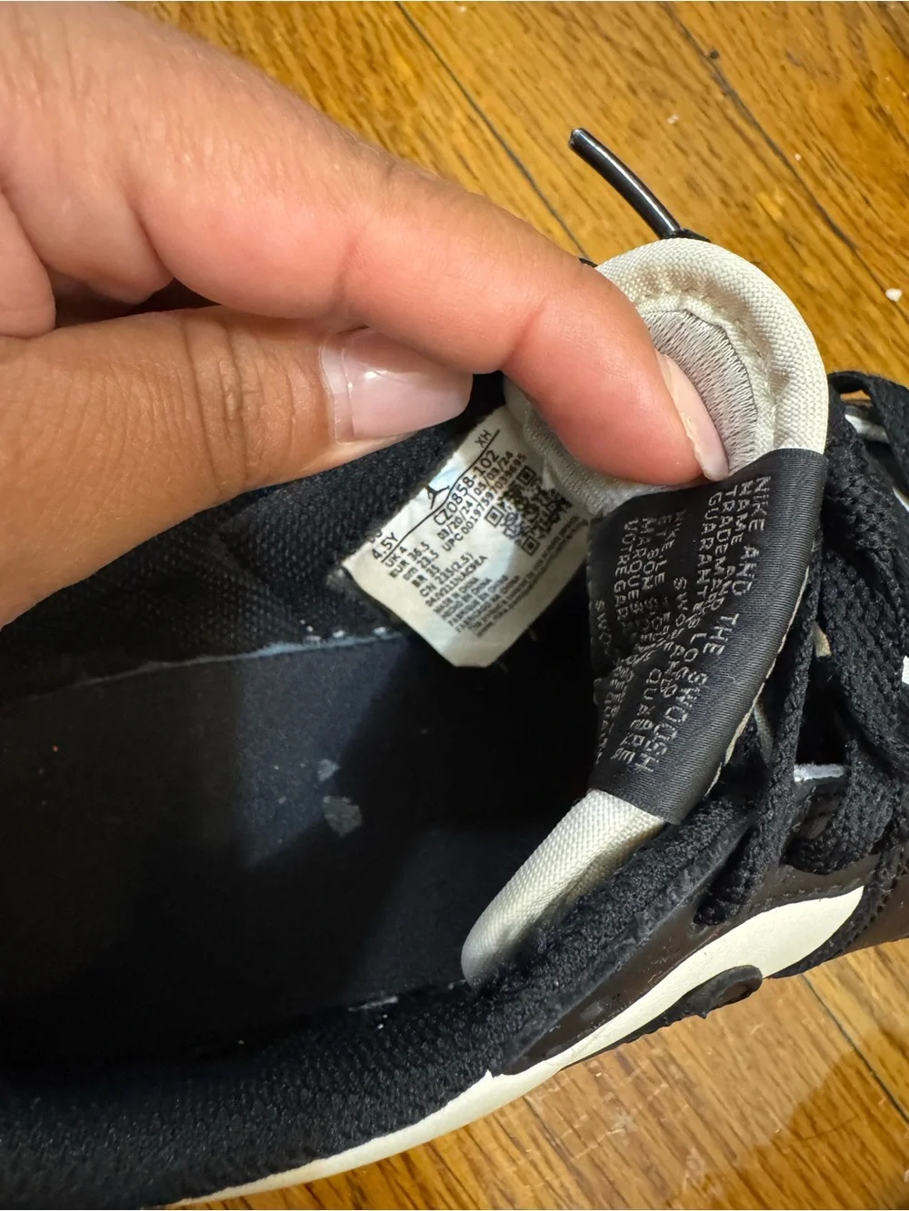 Nike Black & White Low-Top Sneakers with Contrast Tongue