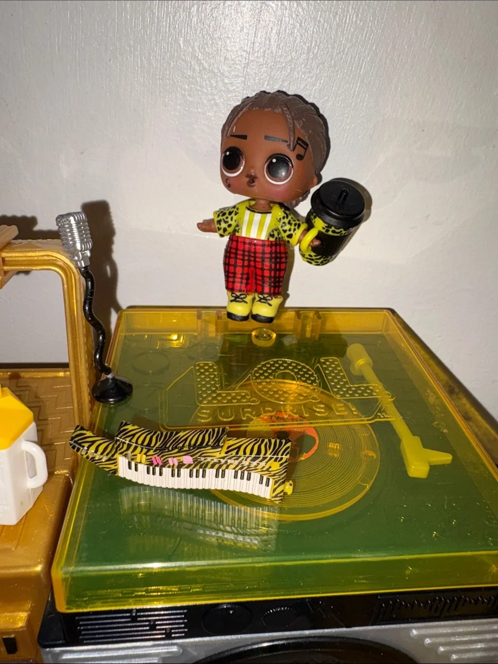 L.O.L. Surprise! Remix Pets and Music Stage Playset with Dolls