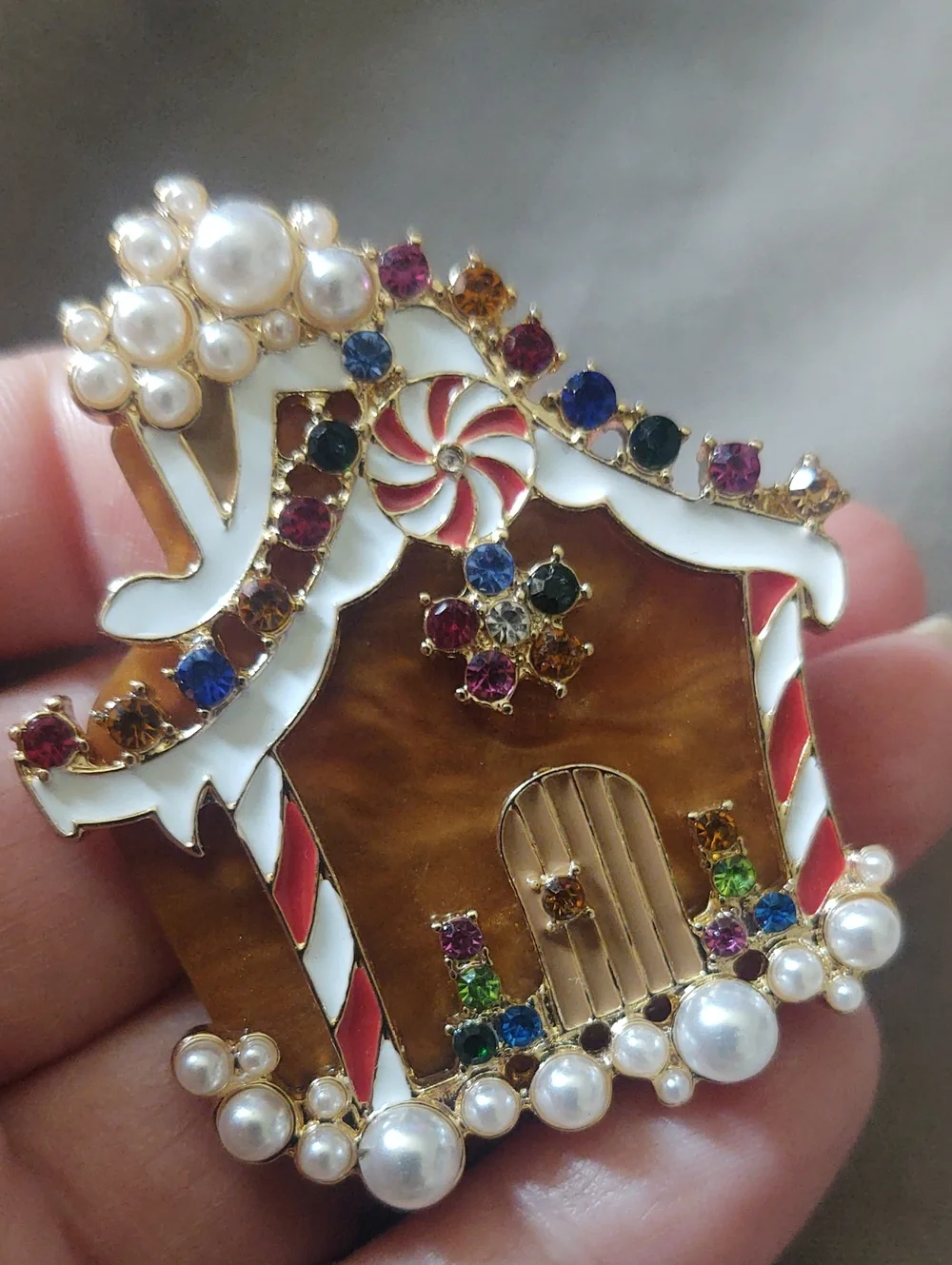 N/A brooch white gingerbread