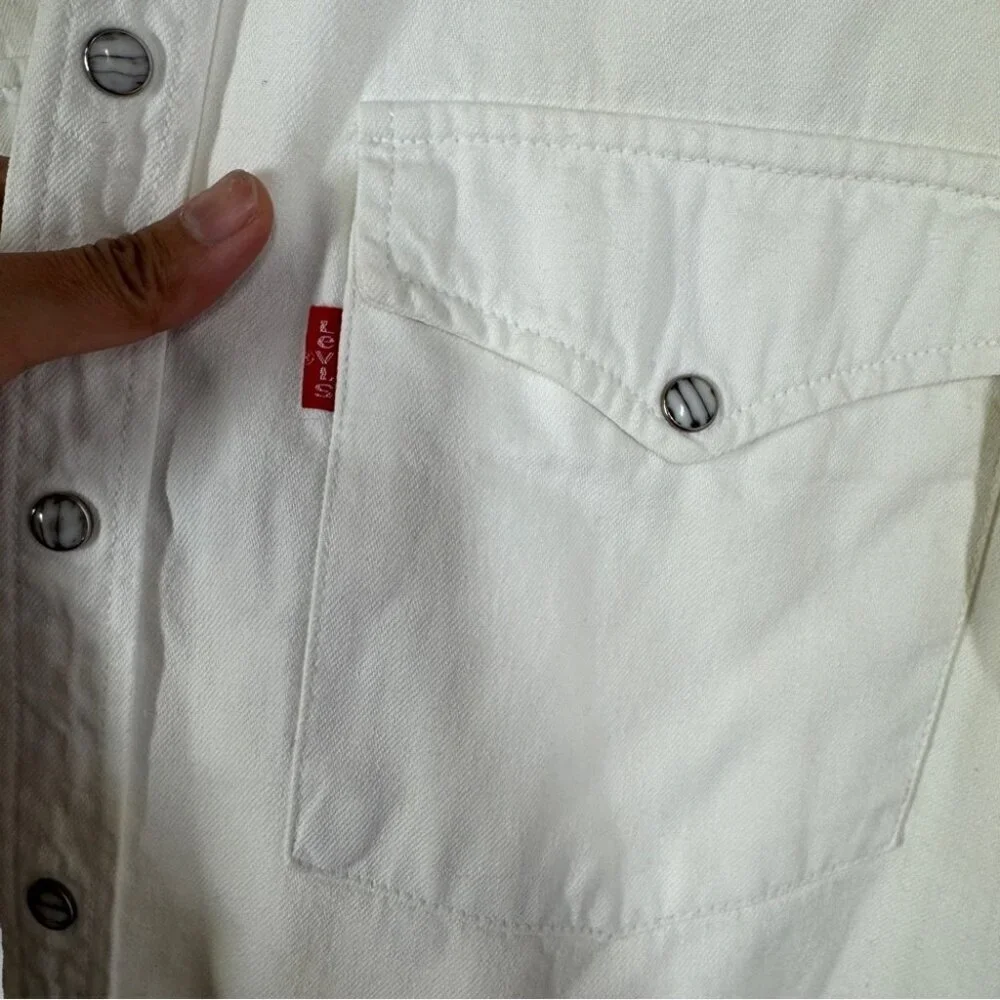 Levis levi’s white