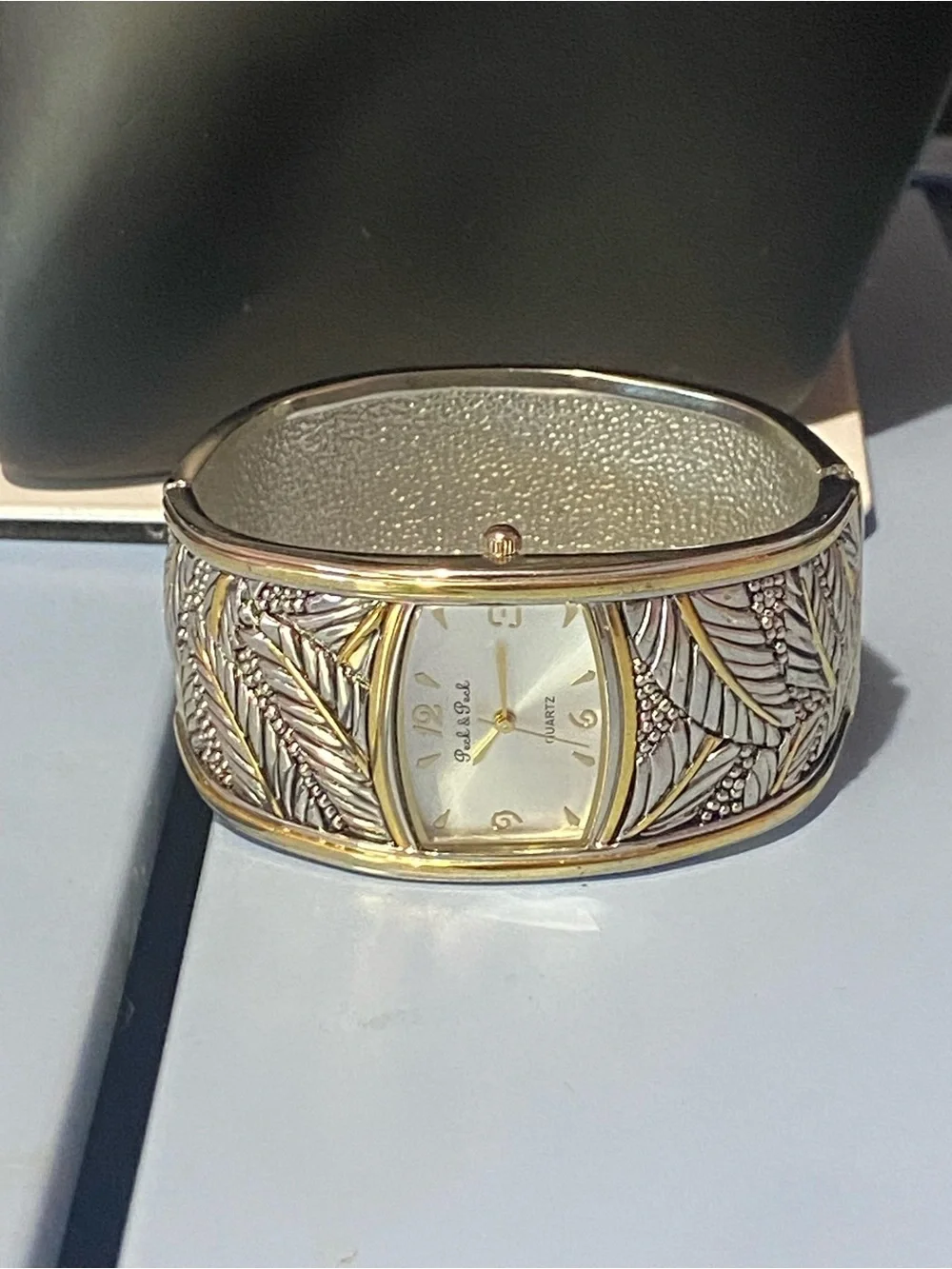 Vintage Peck & peck women’s bangle watch bracelet leaf design